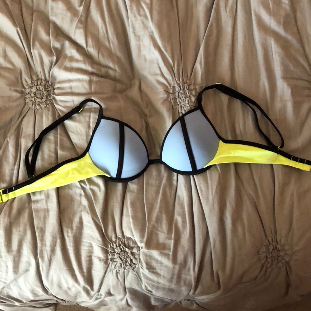 32 B Victoria secret bathing suit top
